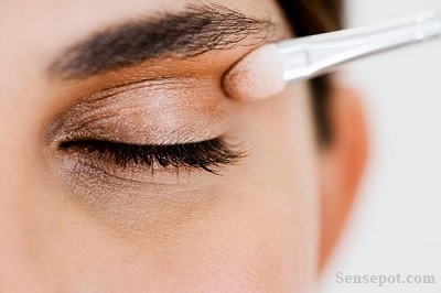 Eye makeup for a square face